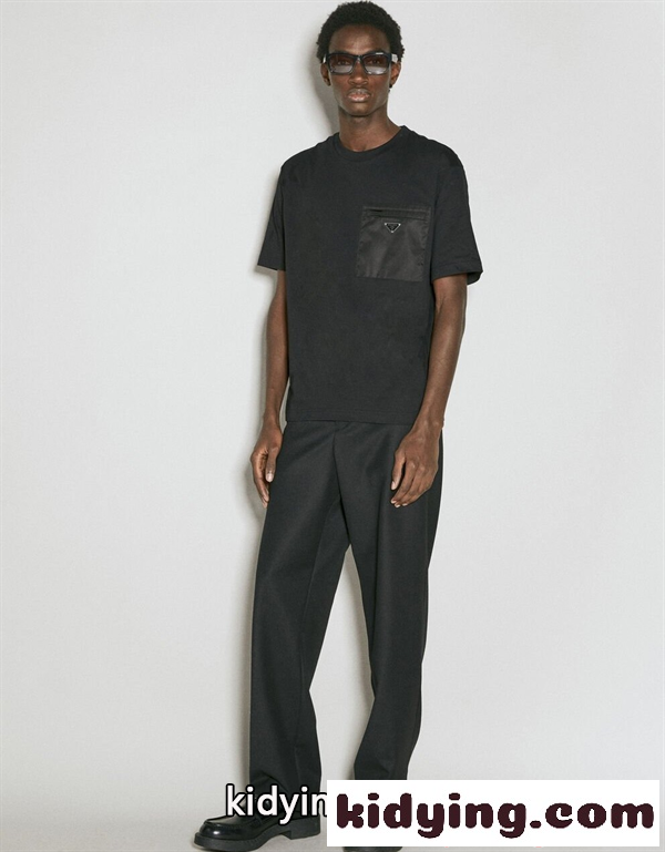PRADA コピー プラダ Re-Nylon 半袖Tシャツ ブラック ナイロンポケット ロゴプレート ミニマルデザイン 軽量高機能 モード系 メンズ-1