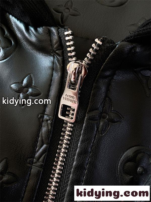 Louis Vuitton スーパーコピー フード付き ジップブルゾン ブラック エンボスモノグラム ルイヴィトン 光沢切替 高級感 ジャケット-4