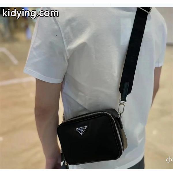 秋冬流行色紹介 プラダ最新秋冬トレンドをチェック  PRADA ポーチ 秋冬流行りファション_プラダ メンズバッグ_バッグ メンズ_スーパーコピーブランド激安通販 専門店-0