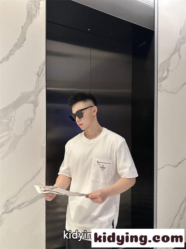 好評継続 半袖Tシャツ ポケット 滑らか質感 シンプル FENDI フェンディ コピー-5