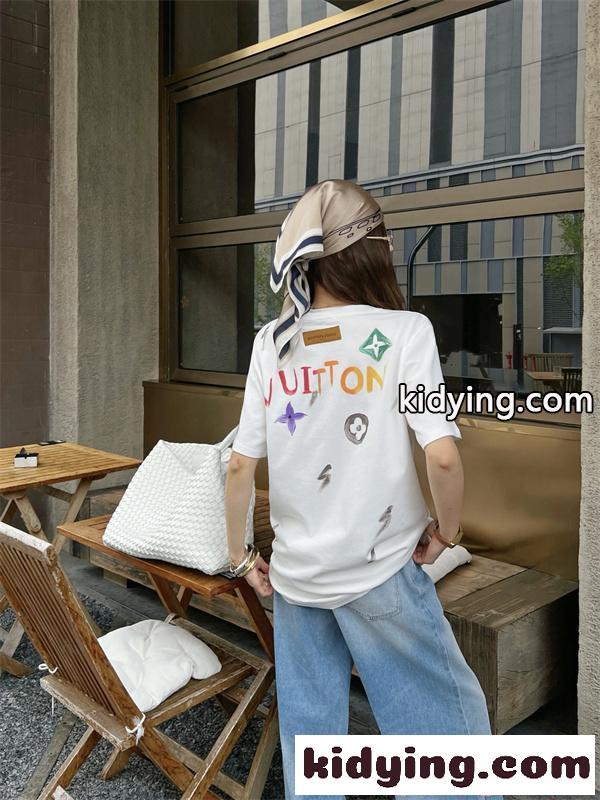 ホワイト ルイヴィトン コピー 半袖 Tシャツ 手描き風ロゴ カラープリント ルーズ感 夏映え カジュアル Louis Vuitton-4