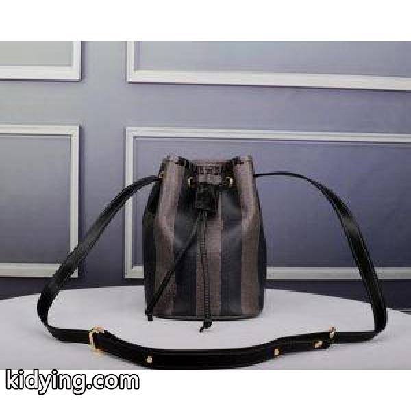 秋のおしゃれをもっと楽しめる 2019秋冬におすすめ着こなし フェンディ FENDI 斜め掛けバッグ_フェンディ FENDI_ブランド コピー 激安(日本最大級)-0