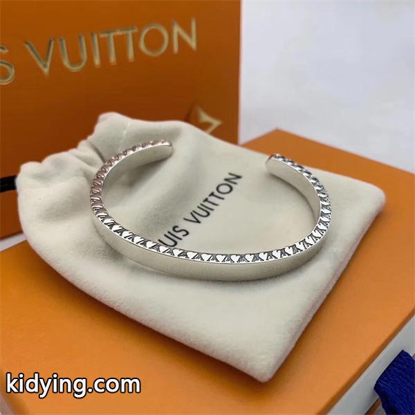 ルイ ヴィトン 防寒とおしゃれを両立させるコーデ LOUIS VUITTON 秋冬の色味が叶える華やかコーデ ブレスレット_ブランド コピー 激安(日本最大級)-0