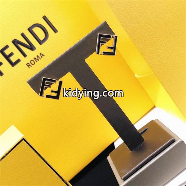 秋冬トレンドを取り入れたコーデを楽しむ フェンディ FENDI ピアス ブランド コピー 激安(日本最大級)-4