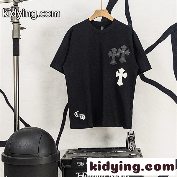 クロムハーツ コピー Chrome Hearts 半袖Tシャツ ブラック ホワイト 刺繍ロゴ レザーパッチ クロスモチーフ バックデザイン 本革風 切替デザイン 綿素材 通気性 クルーネック オーバーサイズ ストリート モード系 ユニセックス 夏人気-0