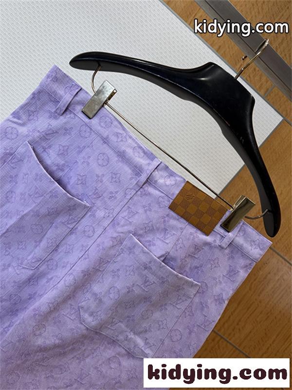 ラベンダー ミニスカート Louis Vuitton モノグラム柄 ルイヴィトン コピー 台形シルエット フロントボタン 上品カジュアル 商品紹介-2