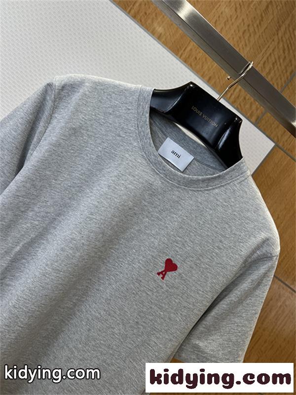 ブラック 半袖Tシャツ AMI Paris アミ パリス コピー 胸元レッドハートロゴ クルーネック 無地調 メンズカジュアルトップス-8