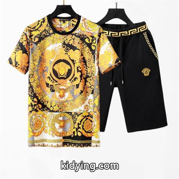 春夏トレンドの取り入れる 半袖Tシャツ ラフさとおしゃれを両立 ヴェルサーチ VERSACE 大人コーデで活用_ヴェルサーチ VERSACE_ブランド コピー 激安(日本最大級)-0