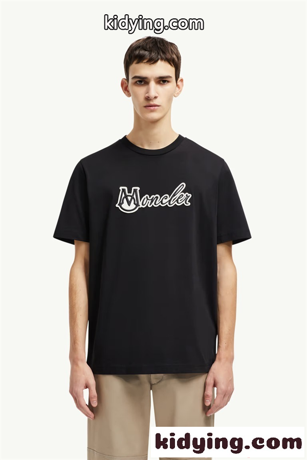 Moncler コピー モンクレール 半袖Tシャツ ブラック フロントロゴプリント クルーネック 滑らか素材 ミニマルデザイン 高級カジュアル メンズ レディース-1