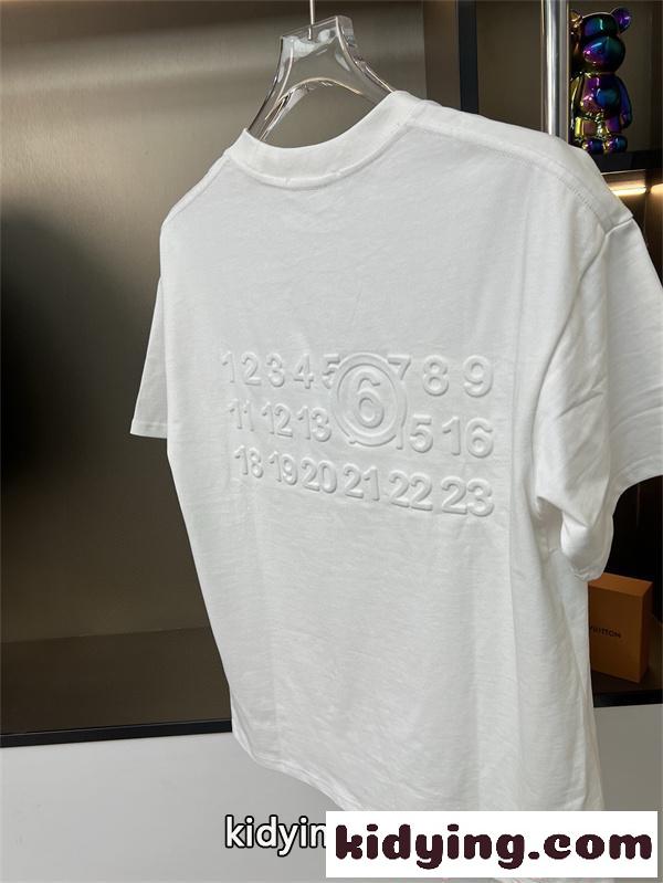 新作注目 ブラック ミニマル Maison Margiela メゾン マルジェラ スーパーコピー 刺繍 シンプル モード 半袖Tシャツ-4