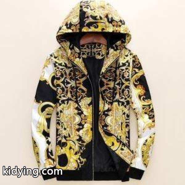 今年の秋冬のトレンドも意識 ヴェルサーチVERSACE ブルゾン 2019秋冬におすすめ着こなし_ヴェルサーチ VERSACE_ブランド コピー 激安(日本最大級)-0