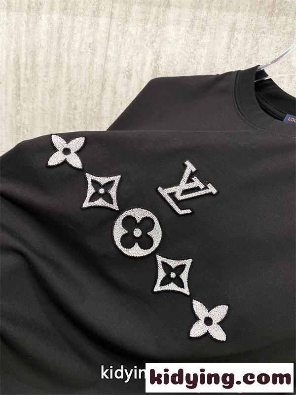 ルイヴィトン コピー 半袖Tシャツ メンズ レディース クルーネック 刺繍ロゴ フラワーモチーフ ブラック ホワイト ユニセックス カジュアル 新作 LOUIS VUITTON-4