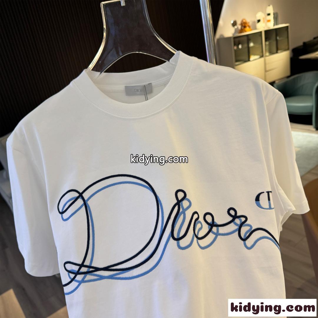 ディオール コピー 半袖トップス Dior グラフィックラインロゴ 刺繍デザイン ホワイト ブラック ブルー配色 モード系 スタイリッシュ 手書き風-4