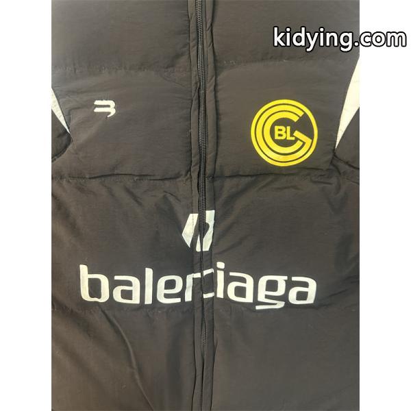 BALENCIAGA ブラックホワイトカラーブロック バッジ満載 バレンシアガ 偽物 ダウンジャケット 2025AW注目-2