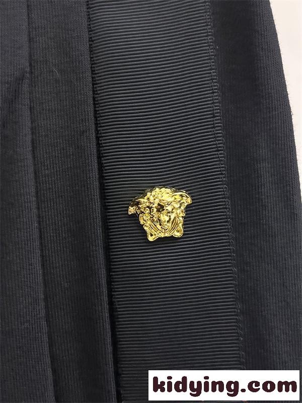 VERSACE 高級感 ゴールド エンブレム ハーフパンツ ブラック ストリート 主役級 ヴェルサーチ コピー-4