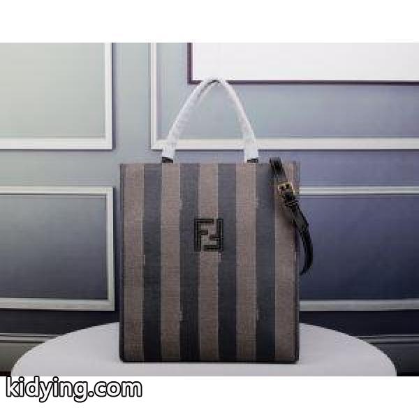 真冬にもうまく着こなせる フェンディ FENDI ハンドバッグ 2019秋冬におしゃれな着こなし_フェンディ FENDI_ブランド コピー 激安(日本最大級)-0