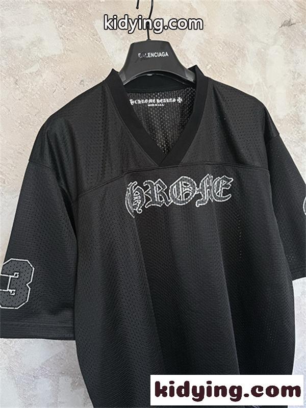 ブラック メッシュゲームシャツ Chrome Hearts クロムハーツ コピー ゴシックロゴ Vネック 半袖 ナンバープリント ゆったりシルエット-2
