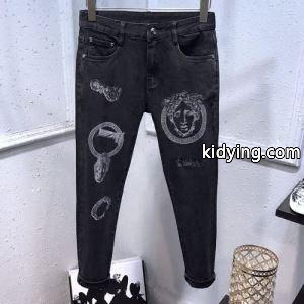 印象的な春夏コーデに ジーンズ ヴェルサーチ余裕のあるコーデに挑戦 VERSACE_ヴェルサーチ VERSACE_ブランド コピー 激安(日本最大級)-0