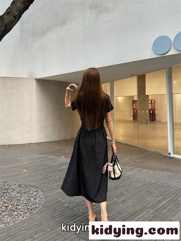 2026ss ギャザーデザイン フレアワンピース ミニマルシルエット PRADA プラダ コピー ワンピース フェミニンモードスタイル-9