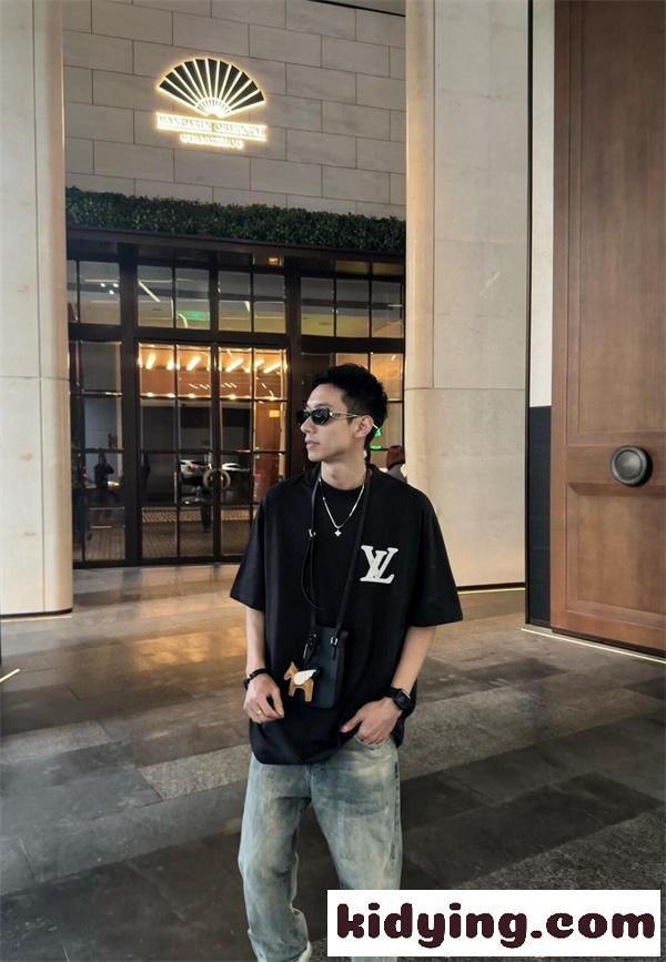バックロゴ 半袖Tシャツ ルイヴィトン コピー ブラック オーバーサイズ LVモチーフ フラワー グラフィック Louis Vuitton-3