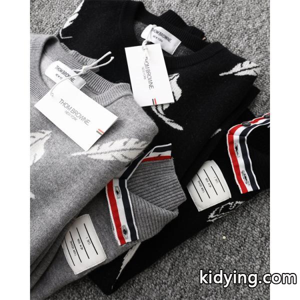 トムブラウン Thom Browne 偽物 2025秋冬おしゃれ 万能 ブラック × グレー 2 色 羽毛柄 四条纹袖 円领 セーター-3