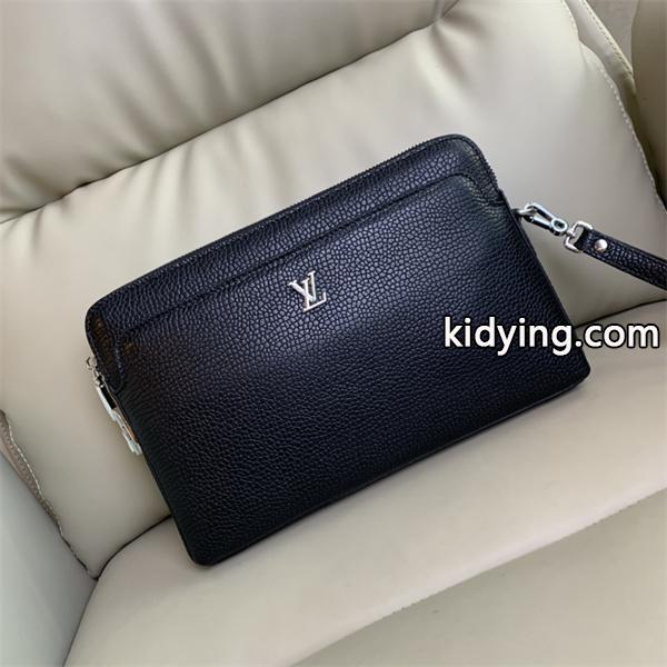 LOUIS VUITTON ポーチルイ ヴィトン春夏コーデにこなれたアクセントをプラス!_ブランド コピー 激安(日本最大級)-0