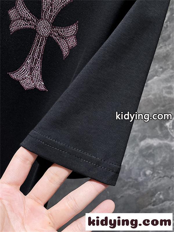 ブラック 半袖Tシャツ Chrome Hearts クロムハーツ コピー ピンククロス刺繍風 胸元ワンポイント クルーネック ゆったりシルエット-2