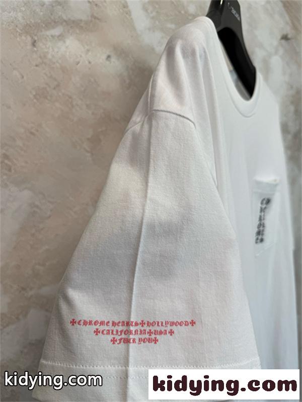 ブラック 半袖Tシャツ Chrome Hearts クロムハーツ コピー 胸ポケットロゴ バック英字プリント ゴシック文字 クルーネック-4