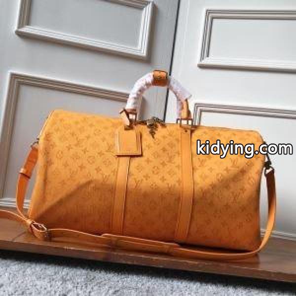 ルイ ヴィトン 秋のコーデで使いやすい LOUIS VUITTON 一気にトレンド感が出す スーツケース 遊び心たっぷり秋冬コーデ_ルイ ヴィトン LOUIS VUITTON_ブランド コピー 激安(日本最大級)-1