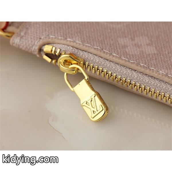 Louis Vuitton 冬のコンパニオン ベージュ コンパクトデザイン 2WAY仕様 ルイヴィトン 偽物 バケットバッグM25727 LV Travels With-1