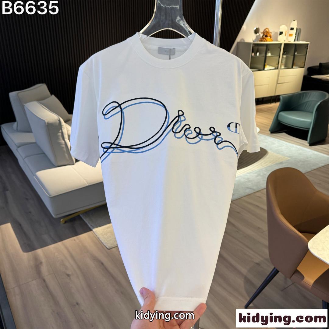 ディオール コピー 半袖トップス Dior グラフィックラインロゴ 刺繍デザイン ホワイト ブラック ブルー配色 モード系 スタイリッシュ 手書き風-1