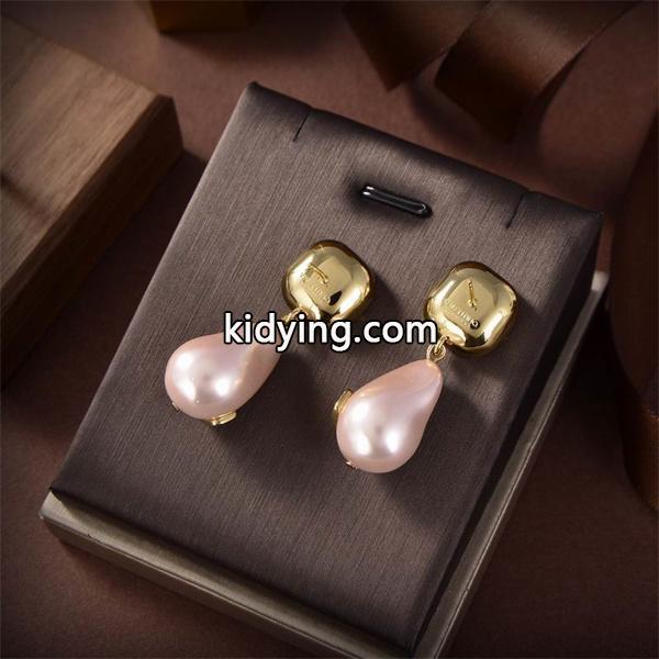 ヴァレンティノピアスコピーVALENTINOアクセサリー激安おしゃれなスタイリングが簡単に叶える 秋冬の必需品ブランド コピー 激安(日本最大級)-0