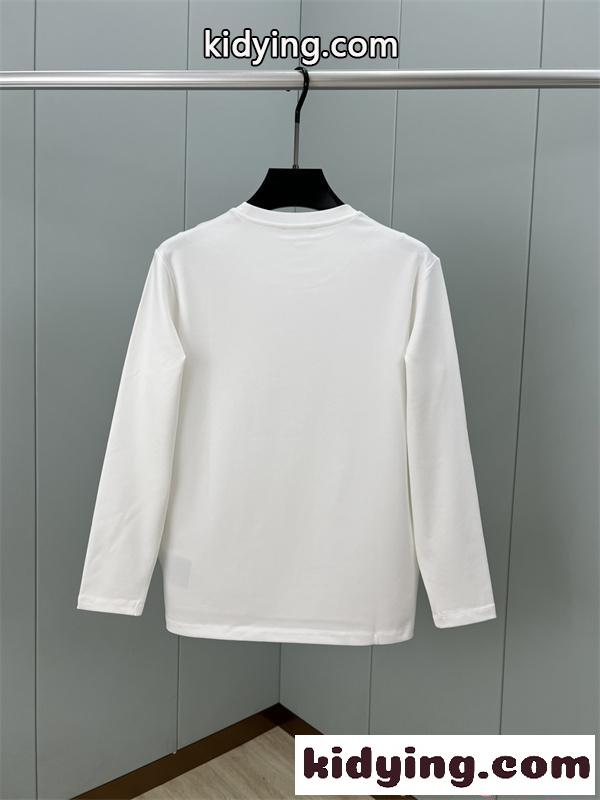 PRADA 長袖Tシャツ エンボスロゴ 立体加工 ミニマルデザイン 高級感 シンプル プラダ コピー-1