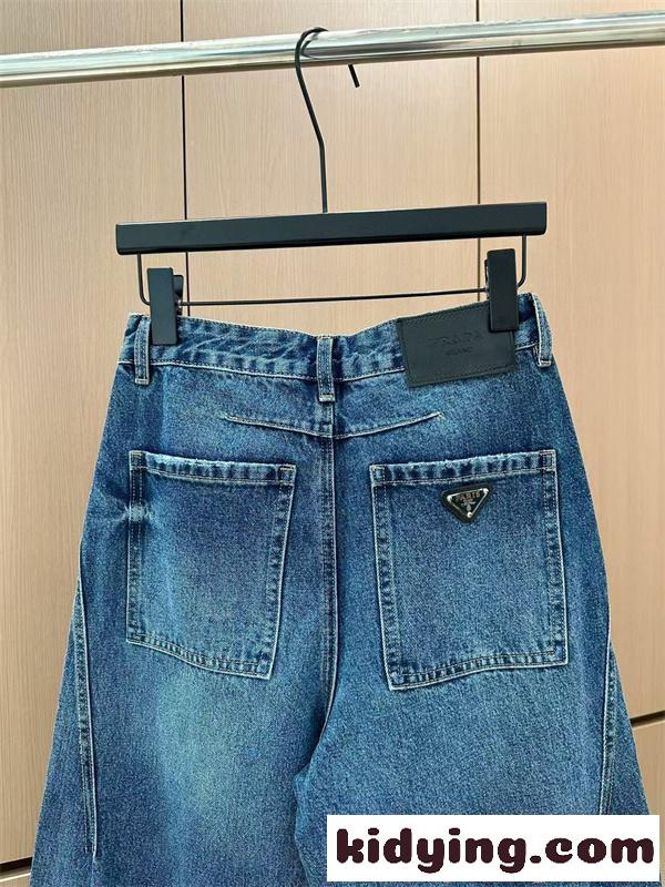 ストレートデニム プラダ コピー ブルー ワイド感 美脚見え ウォッシュ加工 Prada 三角プレート 後ろポケット-3