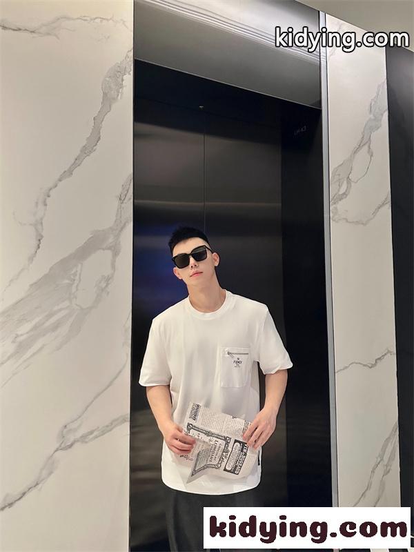 好評継続 半袖Tシャツ ポケット 滑らか質感 シンプル FENDI フェンディ コピー-2