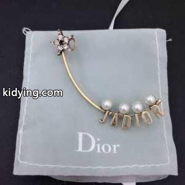 冬ムードを盛り上げる ディオール DIOR 動きやすく楽チンなスタイルピアス 防寒とおしゃれを両立させるコーデ_ディオール DIOR_ブランド コピー 激安(日本最大級)-0