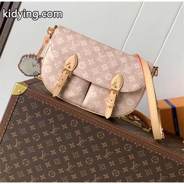新作 ルイヴィトン M15134☆☆ LV Travels With Grace Coddington 2025トレンドルイヴィトンショルダーバッグコピー 激安(日本最大級)-0
