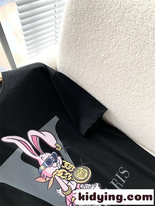ヴェルサーチ コピー ストリート風 ラビットキャラ プリント 半袖Tシャツ ブラック ホワイト対応 ゆったりシルエット カジュアル人気-6