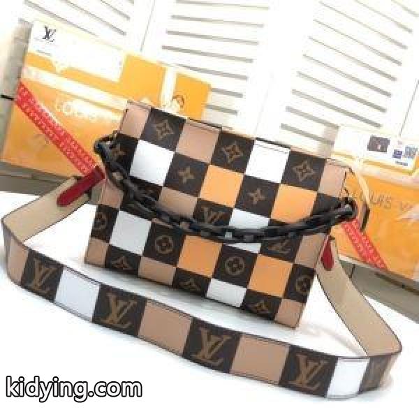 斜め掛けバッグ 2019年秋冬最新のトレンド 季節感溢れる秋らしいコーデ ルイ ヴィトン LOUIS VUITTON_ルイ ヴィトン LOUIS VUITTON_ブランド コピー 激安(日本最大級)-0