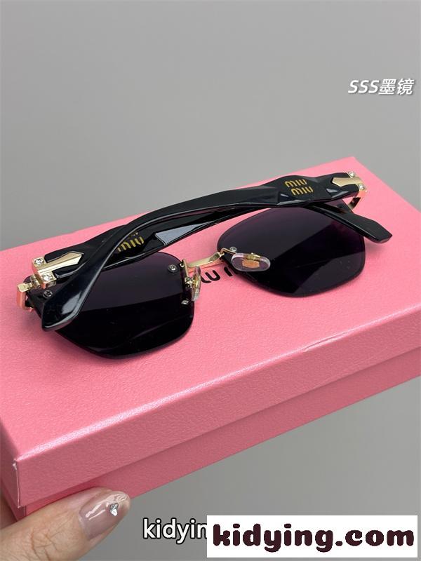 スクエアフレーム メタルブリッジ アイコニックデザイン MIUMIU ミュウミュウ コピー サングラス モードスタイル-1