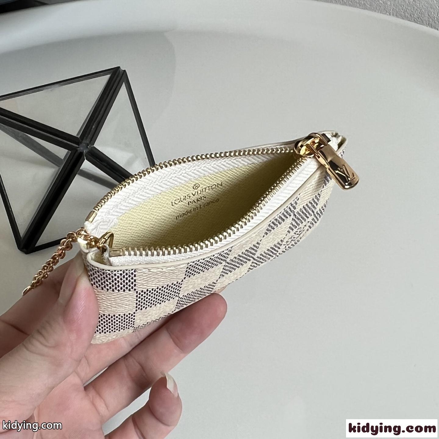 ルイヴィトン コピー バッグ ミニ財布 ホワイト系 ロゴ入り ゴールドチェーン付き 軽量 コンパクト Louis Vuitton-4