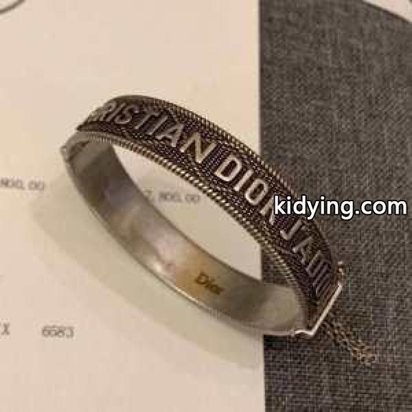 ディオール DIOR 秋冬っぽいスタイルを作り出す ブレスレット冬のおしゃれをレベルアップ この秋におしゃれでかわいい着こなし_ディオール DIOR_ブランド コピー 激安(日本最大級)-0