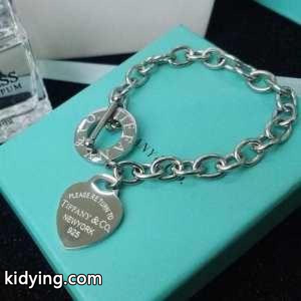 幅広く老若男女に愛されている ティファニー Tiffany&Co 2022秋冬におしゃれな着こなし ブレスレット冬のコーデも上品なイメージにしてくれる-0