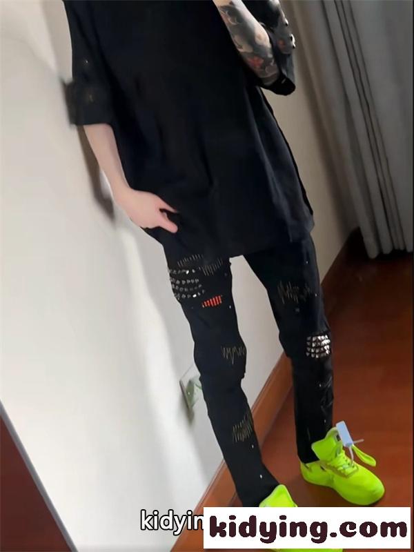 AMIRI 2026新作 ブラック デニムパンツ アミリ コピー ダメージ加工 ペイント風ディテール-8