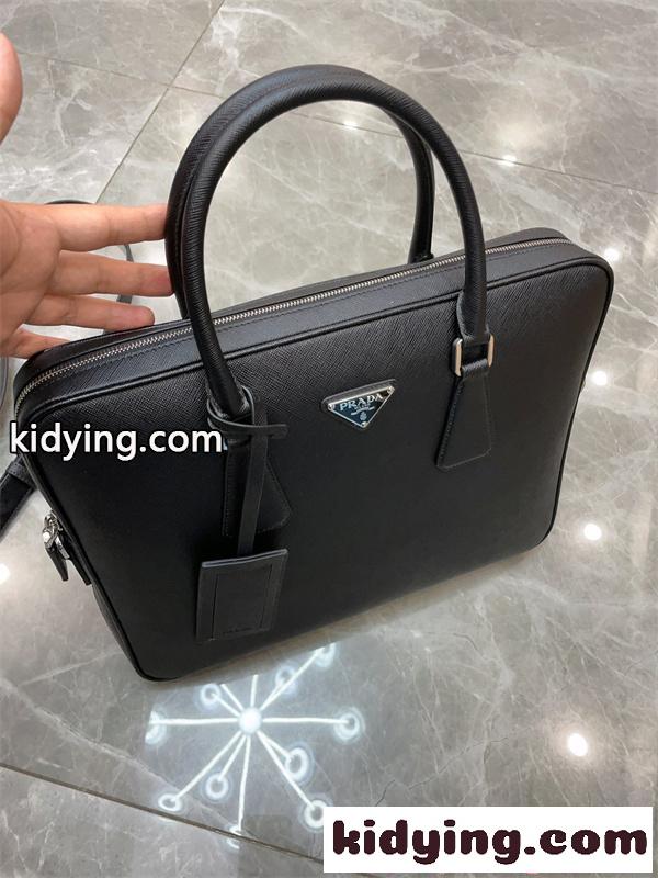 プラダ ビジネスバッグコピー秋こそ楽しめるアイテム PRADA今年らしいおすすめ新品  ブランド激安通販 専門店-1