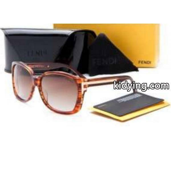 スタイリッシュ　FENDI　フェンデイ　サングラス　パーティー　ファッション-0