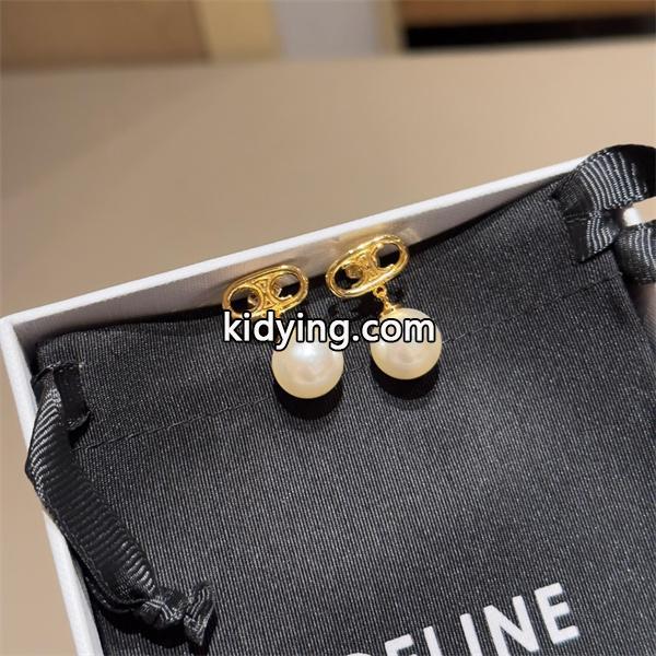 秋冬っぽいスタイルを作り出す CELINE セリーヌピアス スーパーコピー秋冬の必需品__ブランド コピー 激安(日本最大級)-0