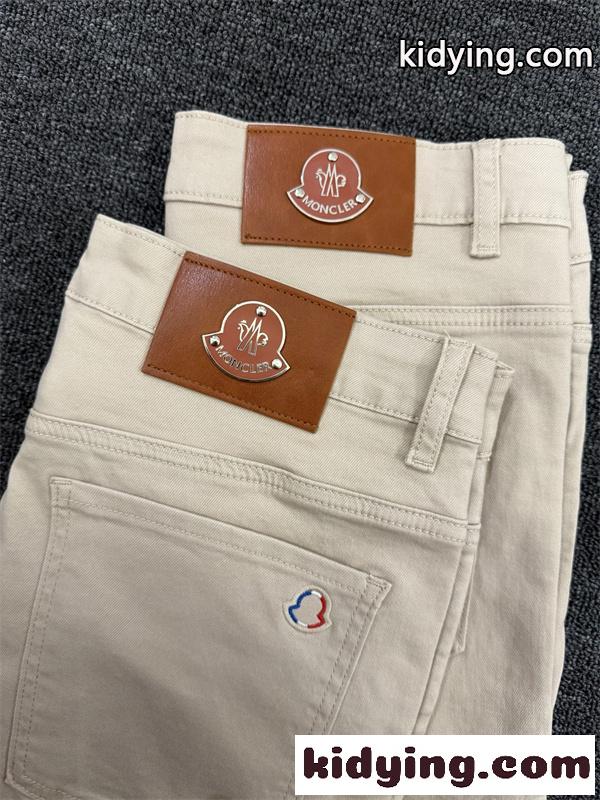クリーンホワイト ストレートデニム 美脚シルエット MONCLER モンクレール コピー デニムパンツ ミニマル 旬コーデ 即完-3