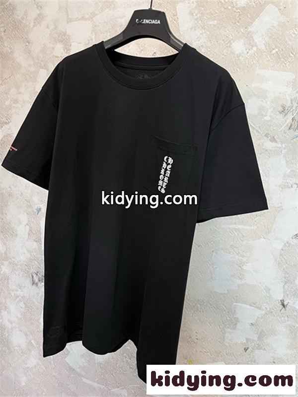 ブラック 半袖Tシャツ Chrome Hearts クロムハーツ コピー 胸ポケットロゴ バック英字プリント ゴシック文字 クルーネック-7