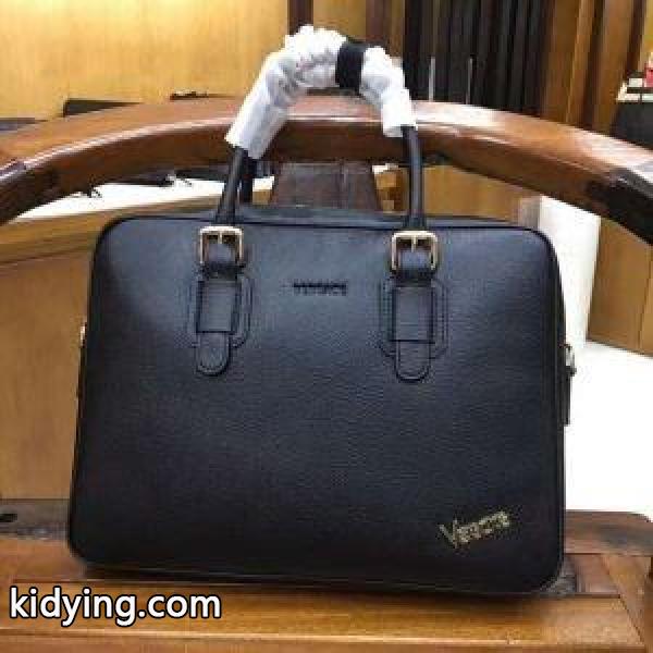 高級感が満点なコレクション ヴェルサーチ バッグ メンズ VERSACE VINTAGEロゴ ブラック ビジネスバッグ 大容量 激安 コピー-0
